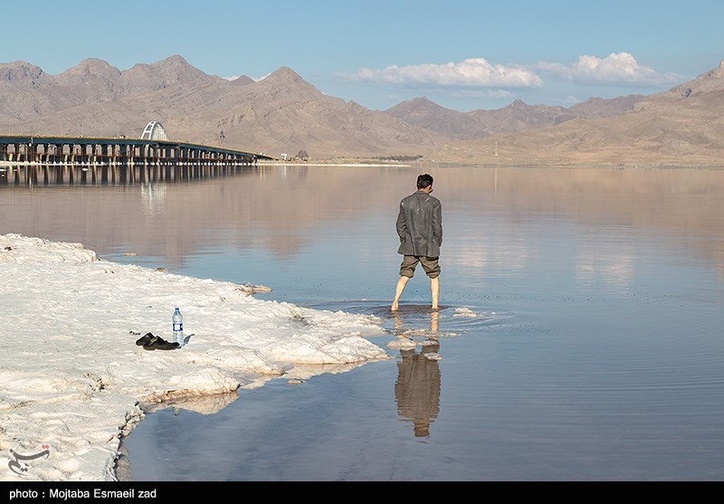دریاچه ارومیه ۱۲۹۰ کیلومتر آب رفت