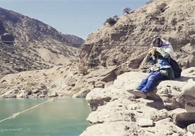 بازی با مرگ اهالی «نسه‌کوه» در محروم‌‌ترین منطقه ایران/ عبور از رودخانه وحشی و خروشان خرسان با سیم بکسل فیلم