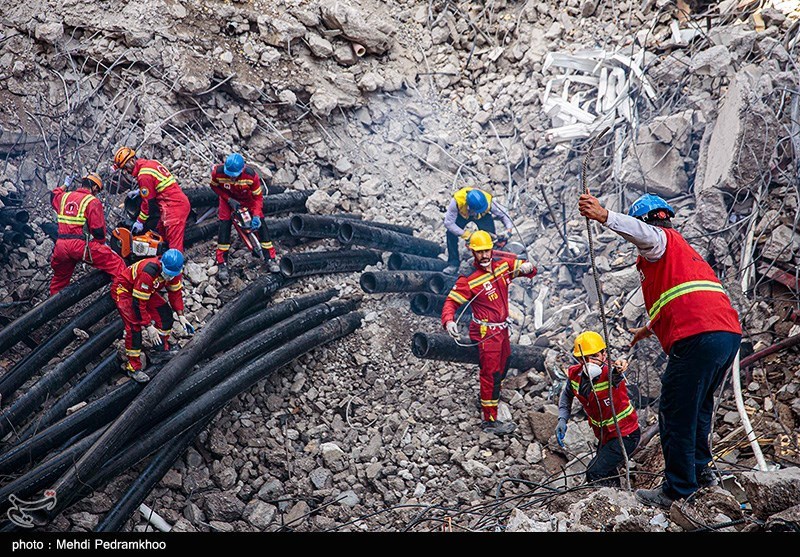 روایتی از تلاش امدادگران استان اصفهان در متروپل/خاکبرداری در عمق ۳ متری زمین و کشف جسد فوت‌شدگان