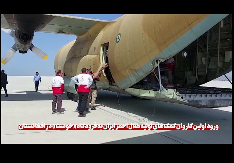 ورود اولین کاروان کمک‌های اولیه هلال احمر ایران به افغانستان فیلم و عکس
