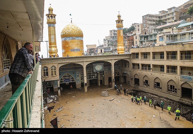 اختصاصی// نخستین فیلم از داخل روضه منوره امامزاده داوود و تخلیه گل‌و‌لای از داخل شبستان‌ها