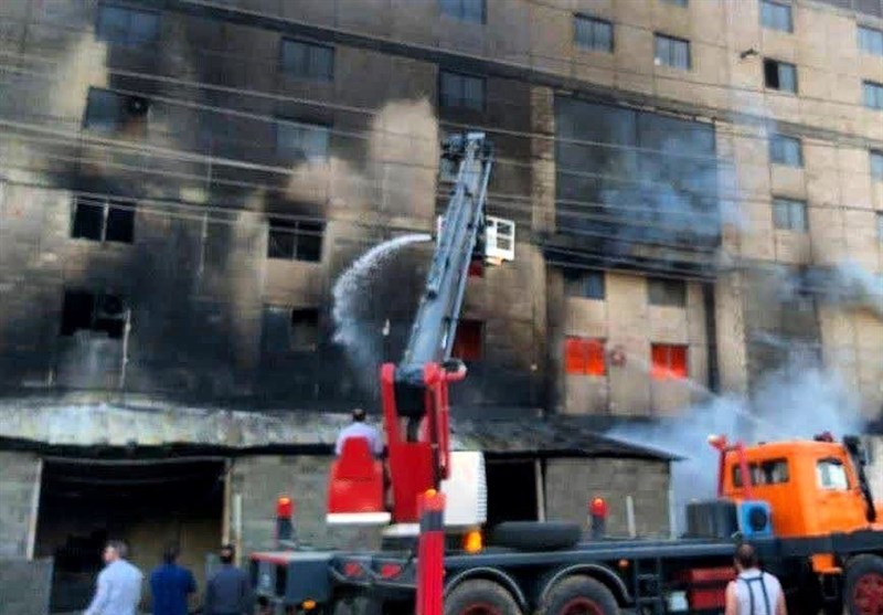 مهار آتش‌سوزی بزرگ کارخانه مبل پرند پس از ۸ ساعت جدال با آتش فیلم