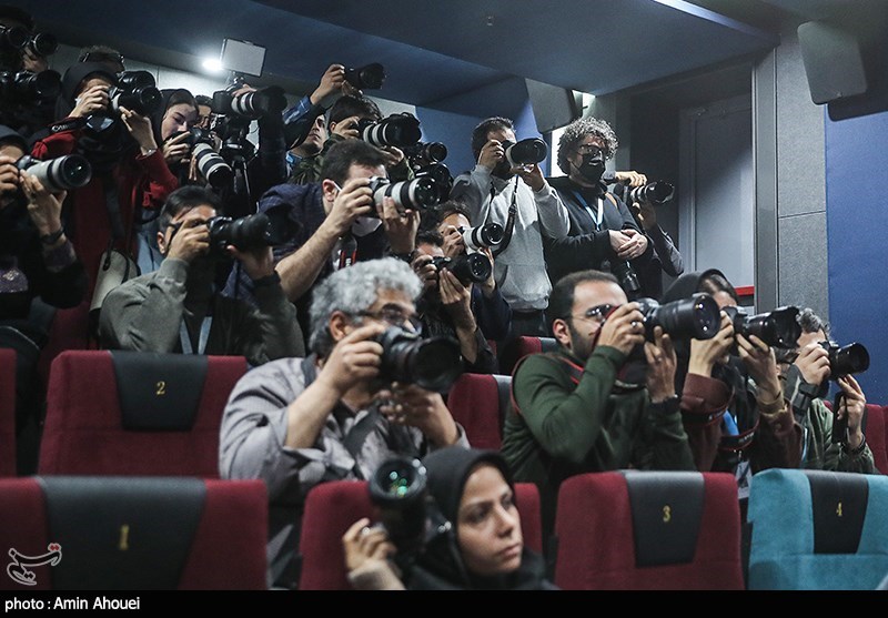 استقبال خبرنگاران از میهمان ویژه «کت چرمی»؛ عفو رهبر انقلاب شادی را به جشنواره فیلم فجر آورد